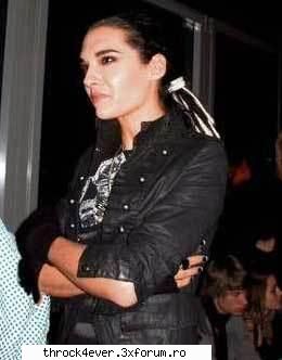 vocal al trupei tokio hotel, bill kaulitz, afiseaza un look mai feminin ca parul lins si strans la